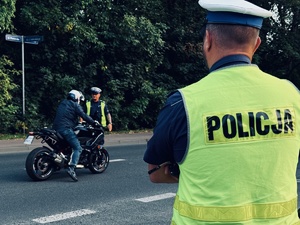 zdjęcie przedstawia policjantów i motocyklistę w trakcie kontroli trzeźwości