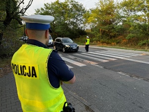 zdjęcie przedstawia policjantów w trakcie kontroli trzeźwości