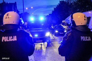 zdjęcie poglądowe przedstawiające policjantów w trakcie zabezpieczenia imprezy masowej