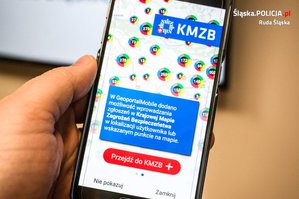 zdjęcie przedstawia telefon komórkowy z wyświetloną aplikacją krajowej mapy zagrożeń bezpieczeństwa