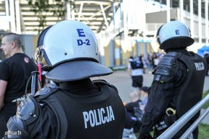 zdjęcie poglądowe z archiwum policji - policjanci w umundurowaniu ochronnym w trakcie zabezpieczenia imprezy masowej