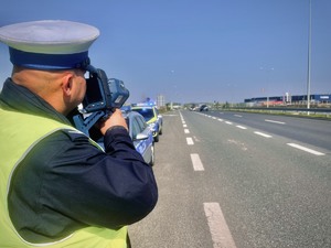 Umundurowany policjant ruchu drogowego z miernikiem prędkości