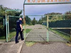 Umundurowany policjant w czasie kontroli ogródków działkowych