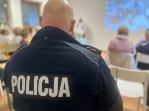 Ujęcie umundurowanego policjanta, biorącego udział w debacie