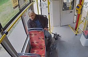 zdjęcie przedstawiające wizerunek sprawcy kradzieży siedzącego w tramwaju