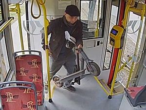 zdjęcie przedstawiające wizerunek sprawcy kradzieży chodzącego do tramwaju