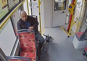 zdjęcie przedstawiające wizerunek sprawcy kradzieży siedzącego w tramwaju