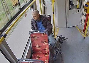 zdjęcie przedstawiające wizerunek sprawcy kradzieży siedzącego w tramwaju
