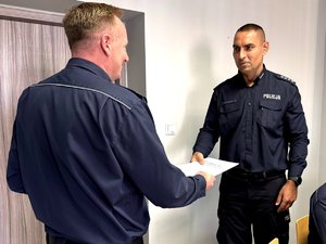 zdjęcie z wprowadzenia nowego zastępcy przedstawiające komendanta gratulującego nowemu zastępcy z komisariatu piątego
