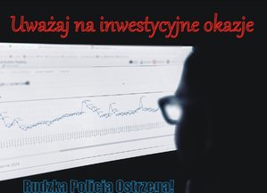 zdjęcie przedstawia mężczyznę na tle komputerowego monitora z wykresem