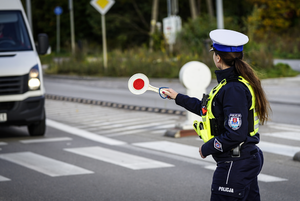 zdjęcie poglądowe przestawiające policjantkę z drogówki wydającą polecenie do zatrzymania