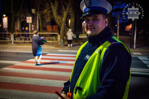 zdjęcie przedstawia policjanta z drogówki przy przejściu dla pieszych