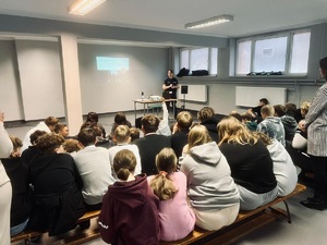 zdjęcie przedstawia spotkanie profilaktyczne policjantki i uczniów