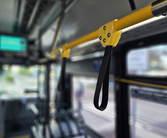 zdjęcie wnętrza autobusu z poręczą dla pasażerów - źródło : fotoomnia