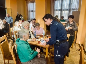 zdjęcie z debaty przedstawiające policjantkę rozmawiającą z uczestniczką debaty