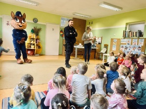 zdjęcie przedstawia przedszkolaków z policyjną maskotką sierżant rudą i dzielnicowym