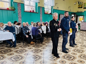 zdjęcie przedstawia salę, zebranych seniorów i policjantów prowadzących prelekcję