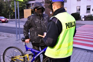 zdjęcie poglądowe - rowerzysta z policjantem przy przejściu dla pieszych