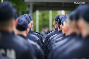 zdjęcie pokazujące stojących w szyku policjantów