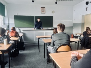 Policjant rozmawiający z uczniami