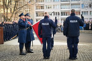 zdjęcie policjantów składających ślubowanie przed policyjnym sztandarem