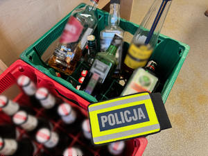 zdjęcie przedstawia beczki i skrzynki z piwem oraz butelki z alkoholem