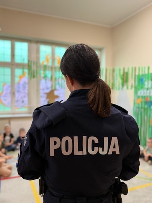 Policjantka rozmawia z dziećmi