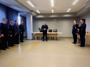 Policjanci w umundurowaniu galowym podczas uroczystości