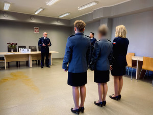 Policjanci w umundurowaniu galowym podczas uroczystości
