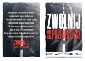 grafika przedstawia broszurę kampanii z tekstem - zwolnij bo się przejedziesz, droga ma dwie strony, karma ma podobnie, zapamiętaj sobie: nie gnaj, bo cię poginie. Nie słuchaj głosów w głowie, które depnij szepcą, zapamiętaj dobie: nie depcz, bo cię zdepczą. Nie dawaj po garach, bo będziesz garować, kieruj się głową, jeśli umiesz kierować. Karma wraca, życie nie. Zanim w kłopoty zawiedziesz, zapamiętaj sobie: zwolnij, bo się przejedziesz.