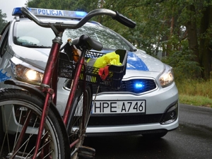 zdjęcie poglądowe z archiwum policji - rower stojący przed policyjnym radiowozem