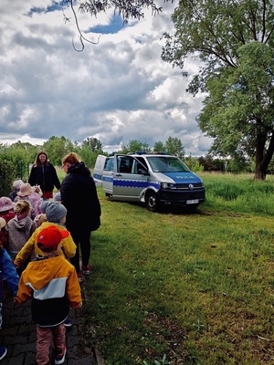 Przedszkolaki przy policyjnym radiowozie