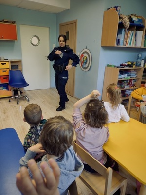 Policjantka rozmawia z dziećmi o bezpieczeństwie