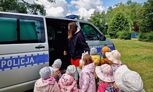 Przedszkolaki przy policyjnym radiowozie