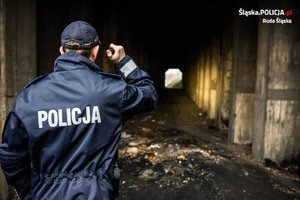 zdjęcie archiwalne, policjant przy tunelu w trakcie poszukiwań zaginionego