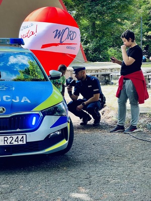 Policjant prezentuje dzieciom miernik prędkości