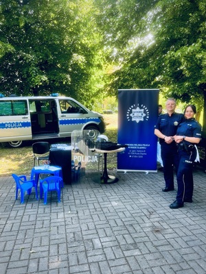 Umundurowani policjanci przy stoisku