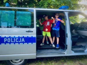 Dzieci w policyjnym radiowozie