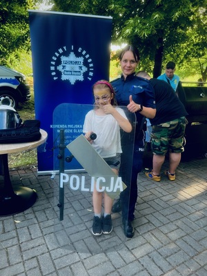 Policjantka pozuje do zdjęcia z dziewczynką