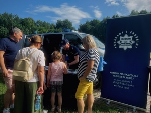 Policjant przy stoisku profilaktycznym