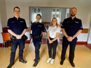 Zdjęcie przedstawia policjantów oraz przedstawicielkę sanepidu