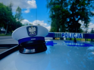 Zdjęcie przedstawia czapkę policyjna na dachu radiowozu