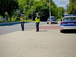 Zdjęcie przedstawia umundurowanych policjantów ruchu drogowego podczas kontroli prędkości