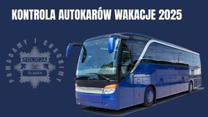 Zdjęcie przedstawia autokar, policyjną gwiazdę z napisem pomagamy i chronimy. U góry znajduje się napis KONTROLA AUTOKARÓW WAKACJE 2025