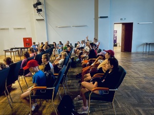 Zdjęcie przedstawia głoszące się do odpowiedzi dzieci