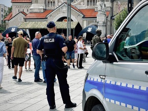 zdjęcie przedstawia policjanta przy radiowozie w trakcie wojskowego festynu