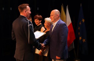 zdjęcie z uroczystości Święta Policji przedstawia składanie gratulacji wyróżnionym pracownikom cywilnym