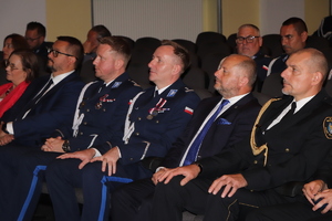 zdjęcie z uroczystości Święta Policji przedstawia siedzących zaproszonych gości w pierwszym rzędzie sali teatralnej
