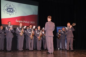zdjęcie z uroczystości Święta Policji przedstawia orkiestrę wojskową w trakcie występu
