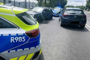 zdjęcie przedstawia dwa radiowozy pomiędzy którymi stoi golf, którym jechał nietrzeźwy kierowca